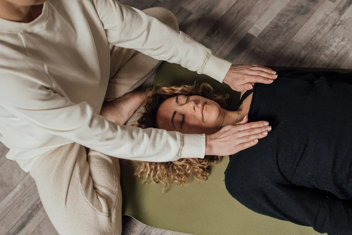 Reiki behandeling met zachte handoplegging