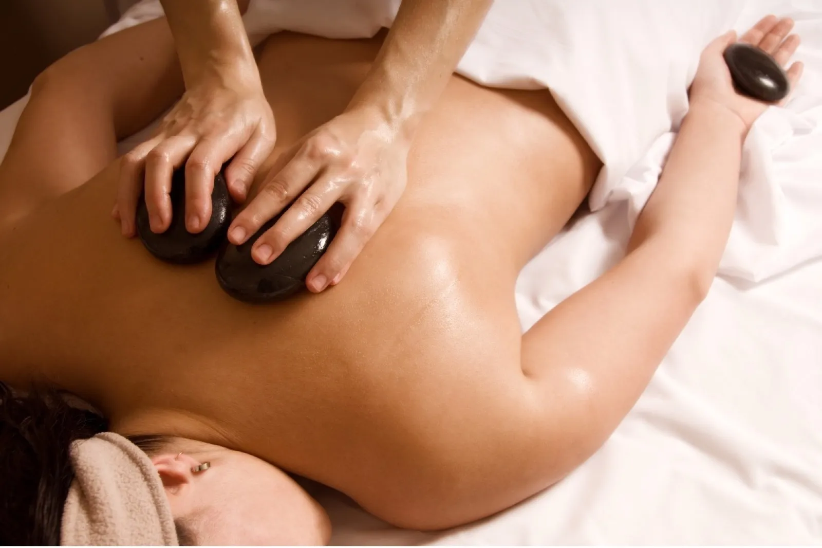 Warmte en ontspanning tijdens een hot stone massage