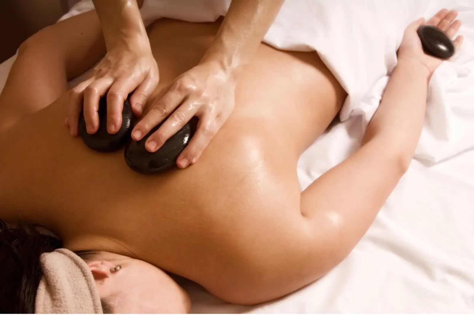 Warmte en ontspanning tijdens een hot stone massage